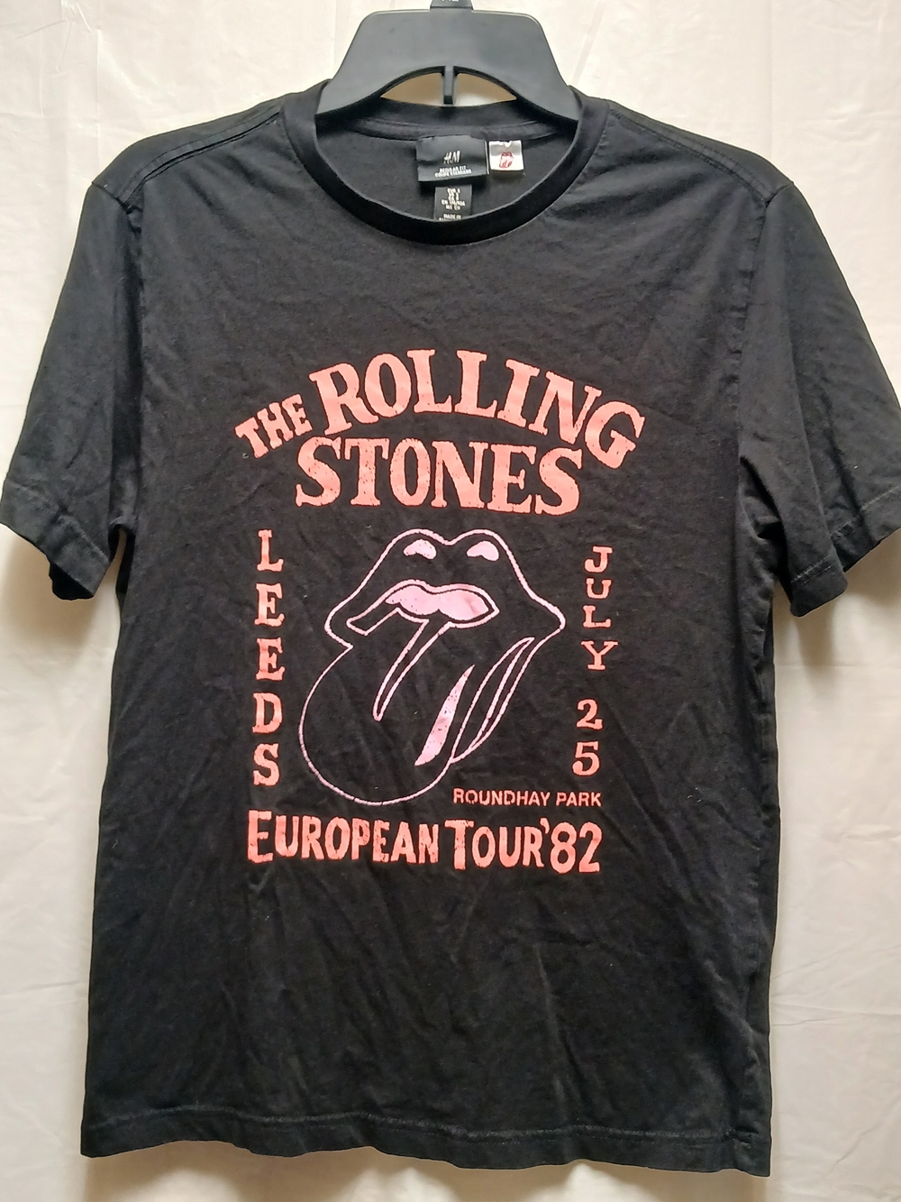 H&M Mens Black Tee with Pink Rolling Stones Graphic